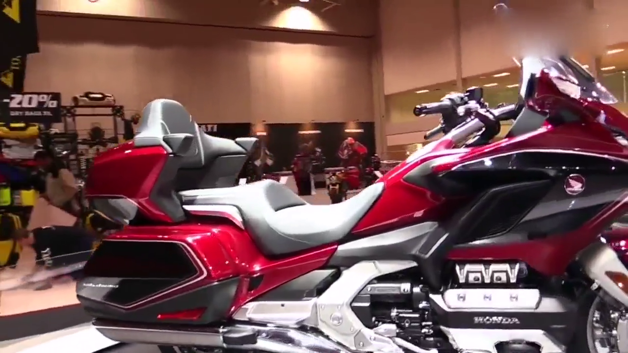 自带安全气囊!2018 本田金翼Gold Wing超级巡航摩托车