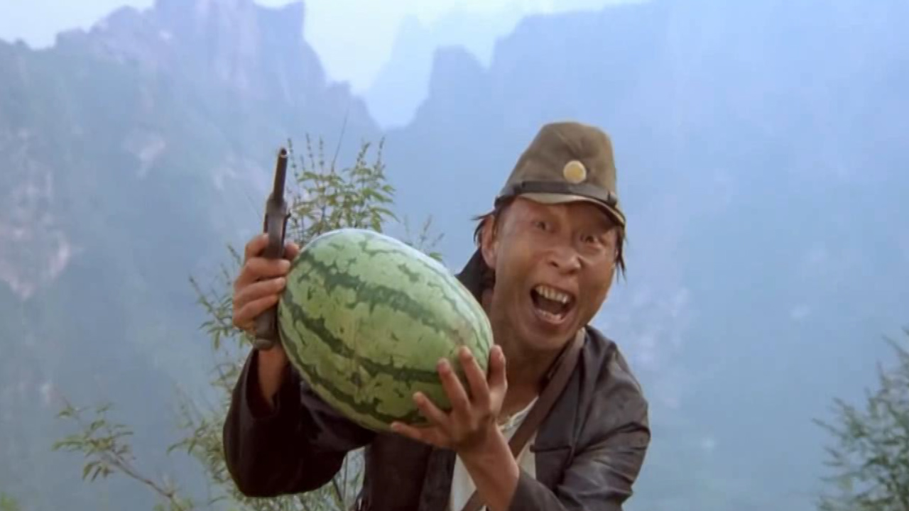 鬼子口渴要喝水,汉奸给他找来西瓜,结果西瓜里有地雷