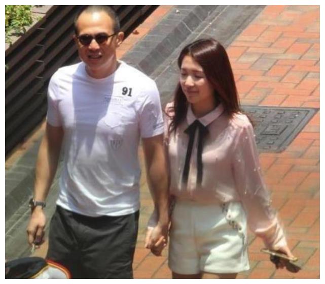 李泽楷新欢秀"豪门"生活,手持酒瓶问网友见过吗?底气变足了