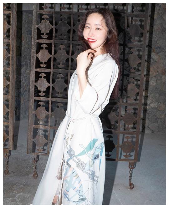 韩国女艺人严智苑最新杂志写真曝光