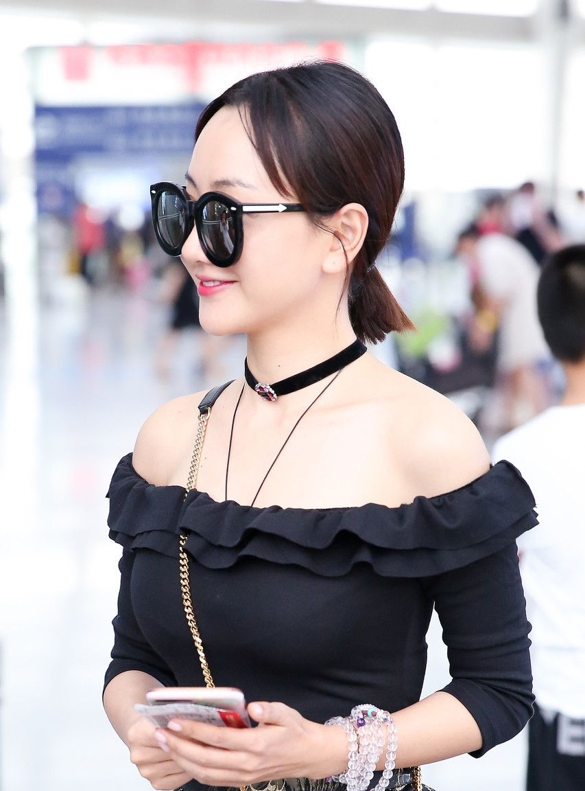 杨蓉个人相册机场墨镜星范十足