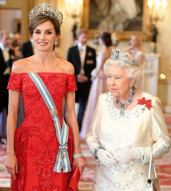 英国女王与其他王室王后同台比气质,穿着打扮朴素行为端庄显气质