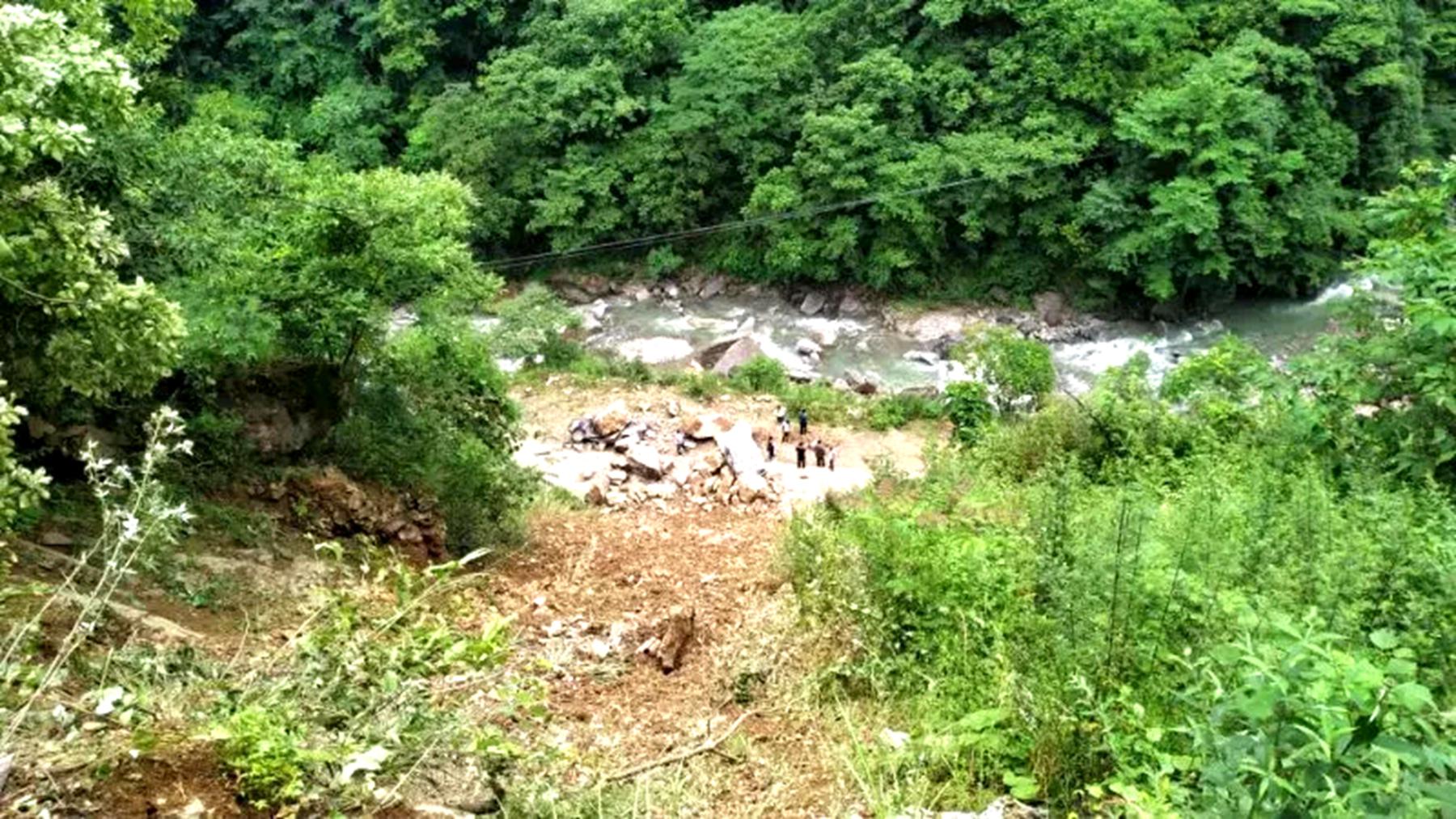 紫阳县一山体滑坡砸中5辆小车 无人员伤亡