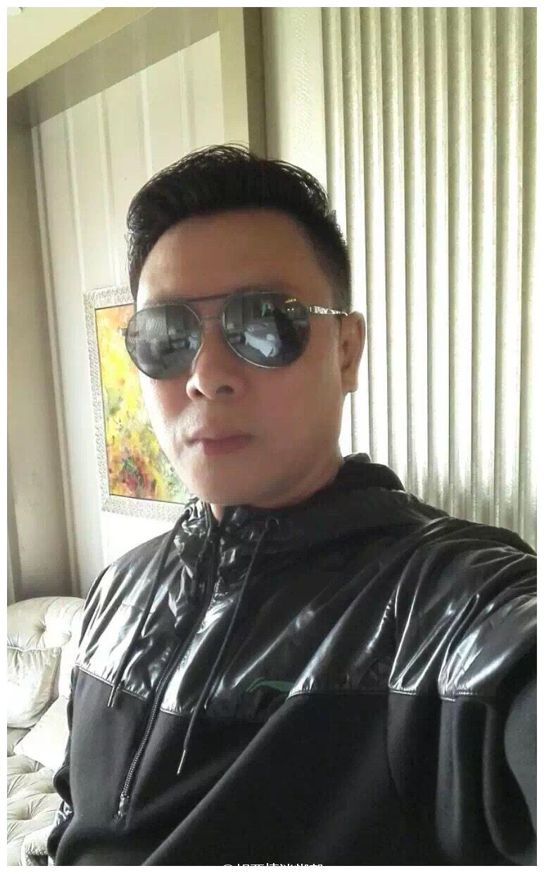 "便衣警察"胡亚捷生活照 儿子帅气颜值高 夫妻共同做公益