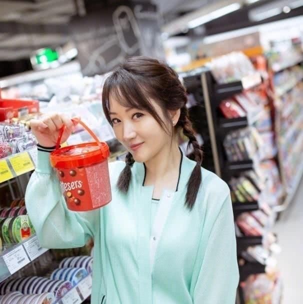 50岁杨钰莹，超市购物，仍然美不胜收