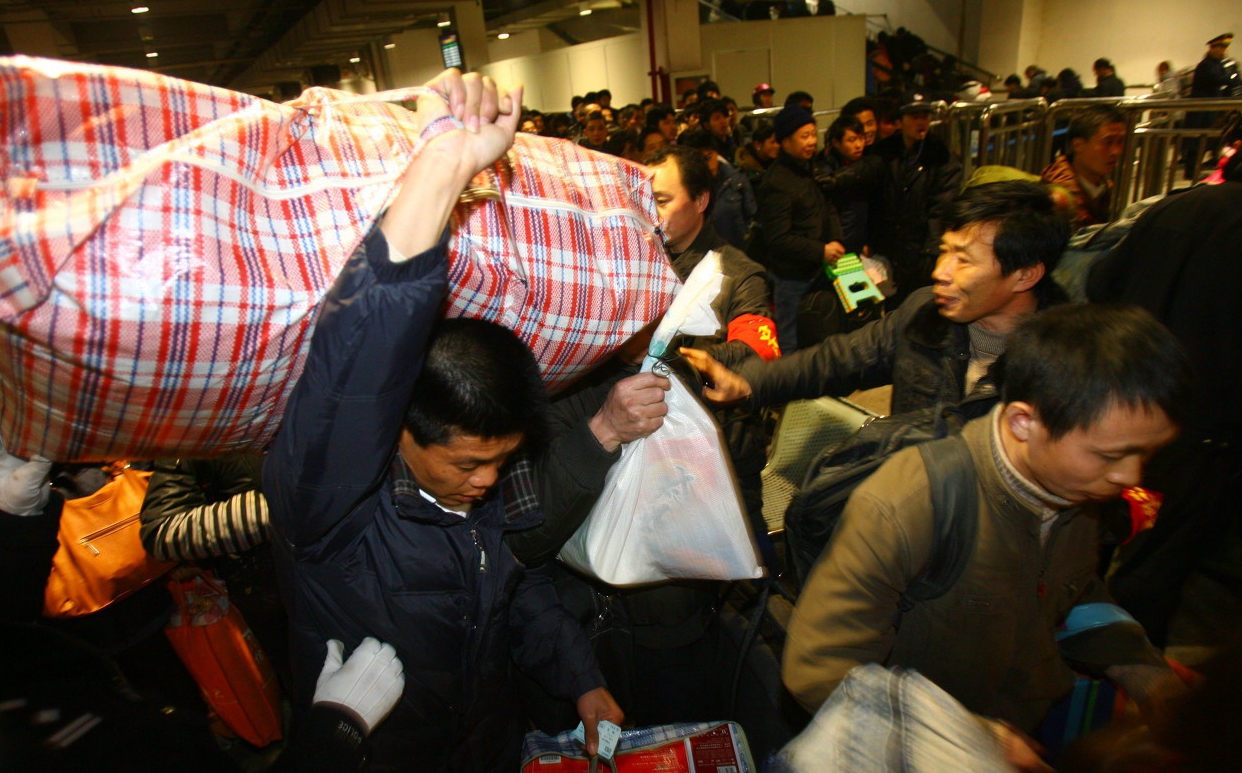 实拍春运人潮里的感人场面,哪张让您最感动?