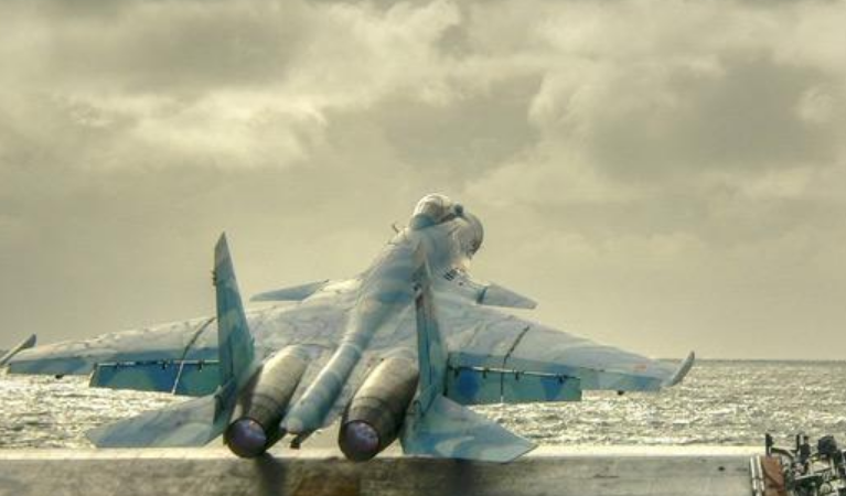 俄罗斯的苏-33属于重型舰载战斗机,载弹能力却