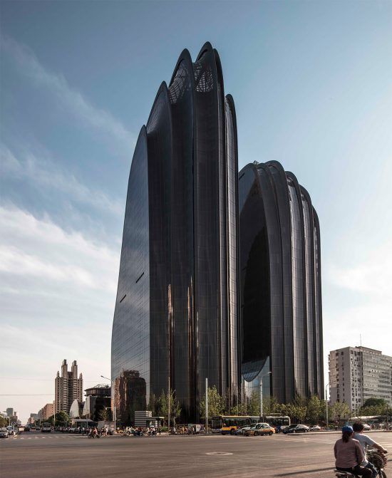 中国建筑师马岩松创作的朝阳公园广场建筑群灵感来自群山