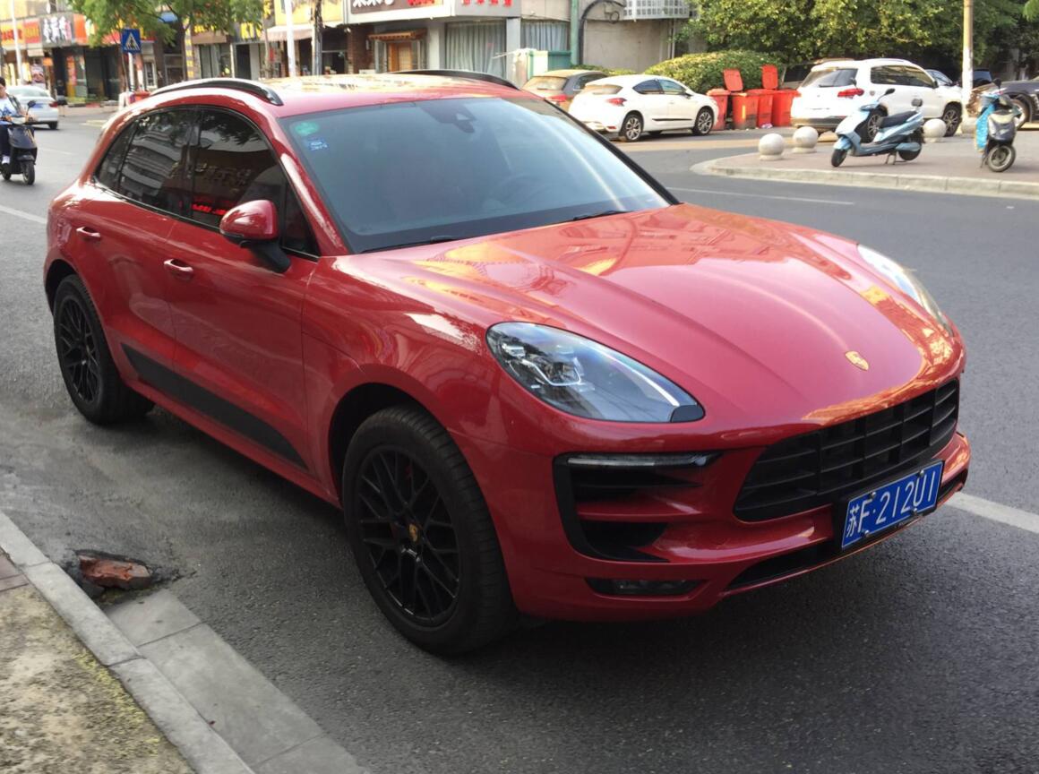 南通街头实拍保时捷macangts骚红色太显眼