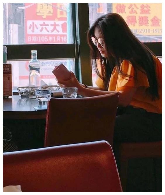 52歲王祖賢餐廳用餐，衣著樸素難擋高雅氣質，肥圓胳膊被吐槽