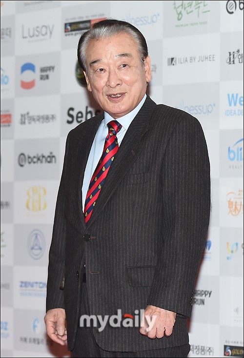 李顺载徐贤等韩国艺人出席韩国best明星奖颁奖礼李顺