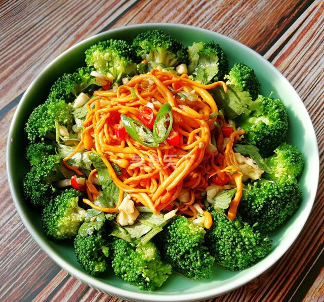 西兰花凉拌虫草花放了一点青芥味道不错