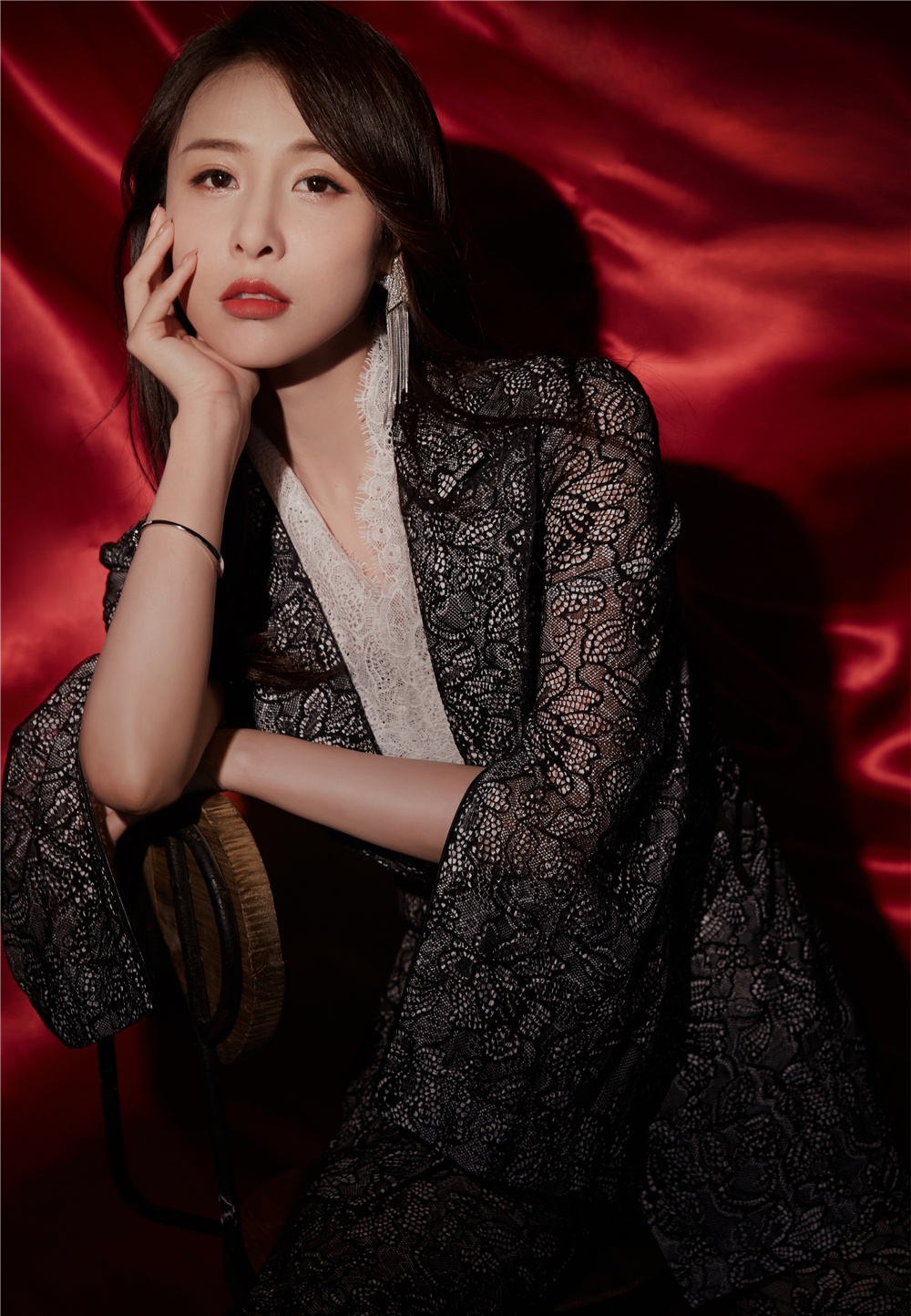 贾青受邀出席颁奖盛典 黑白印花套西尽显从容知性