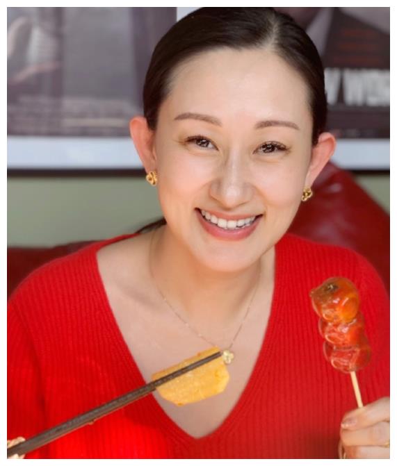 被称最佳贤妻,嫁功夫巨星恩爱12年,年年给保姆助手庆生惹人赞