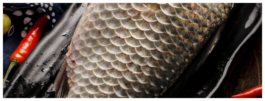 鲫鱼一块豆腐,买鱼的时候可以让鱼铺老板帮你把鱼鳞和鱼内脏处理干净