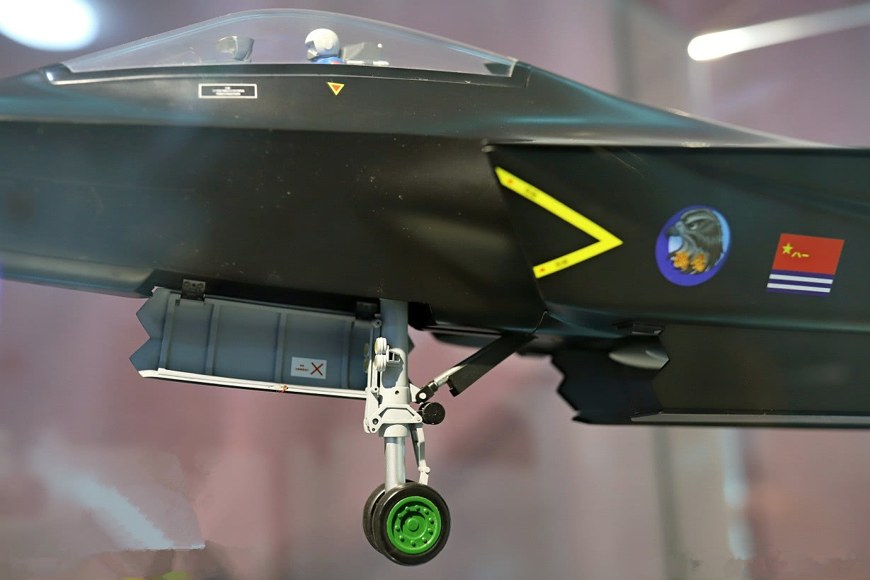 采用弹射起飞折叠幅度远超外界想象|舰载型|战斗机|起落架_新浪新闻