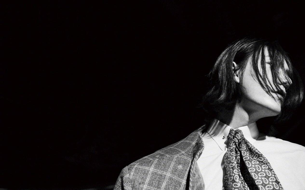 陈坤登《智族gq》封面,穿西装玩转黑白艺术,接纳"残破"的自