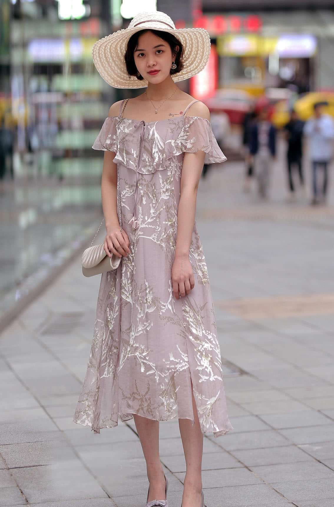 街拍抹胸一字领纱裙的美女站在街头仿若仙女下凡