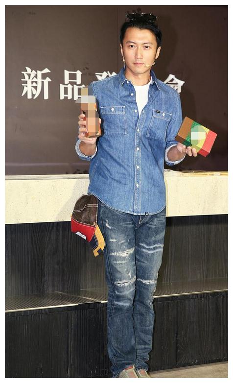 被迫营业的谢霆锋看起来很可爱,一身简单的牛仔衣让他看起来很有朝气