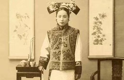 清朝真实老照片:富贵人家的小妾比妃子美,图4是大官和5个妻妾!