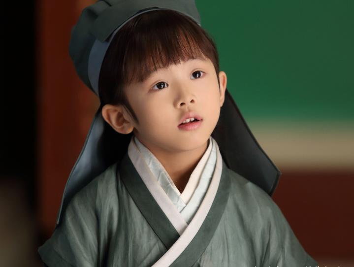 这位新的阿离扮演者也是一个狠角色呢,她其实也是一个小演员,叫张茗灿