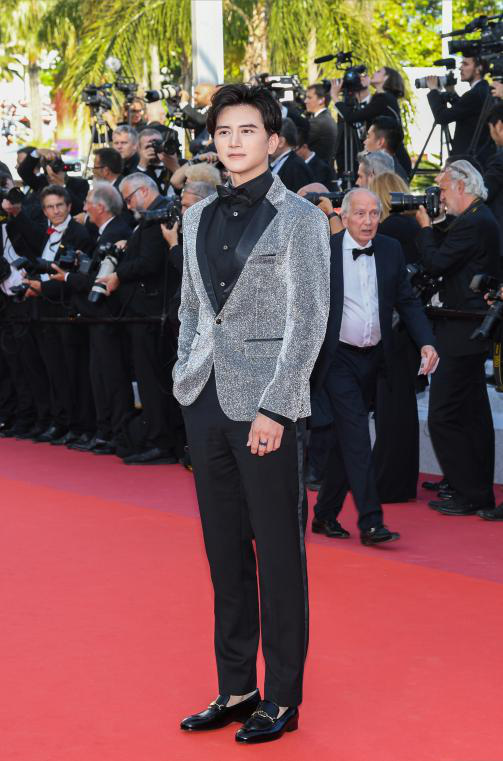 戛纳电影节迎来闭幕 孙祖君银丝西装儒雅与阳光并存 气场全开