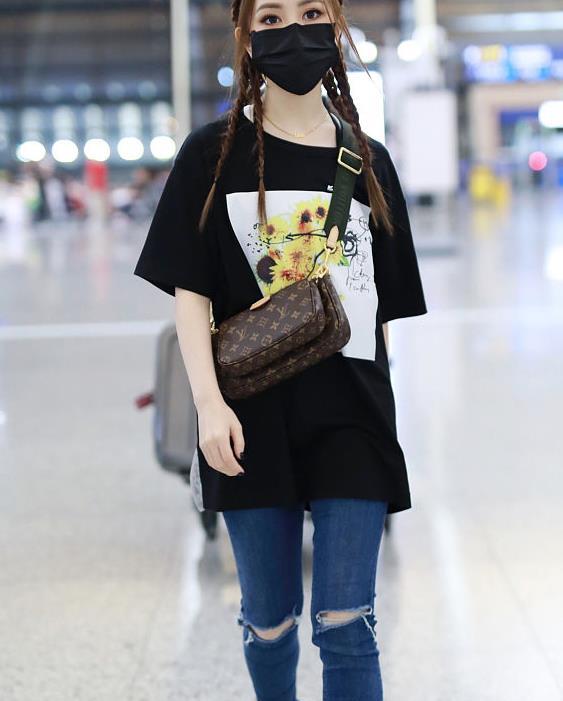 邓紫棋脏辫造型好嘻哈,穿印花黑t搭破洞牛仔裤,清爽又显瘦