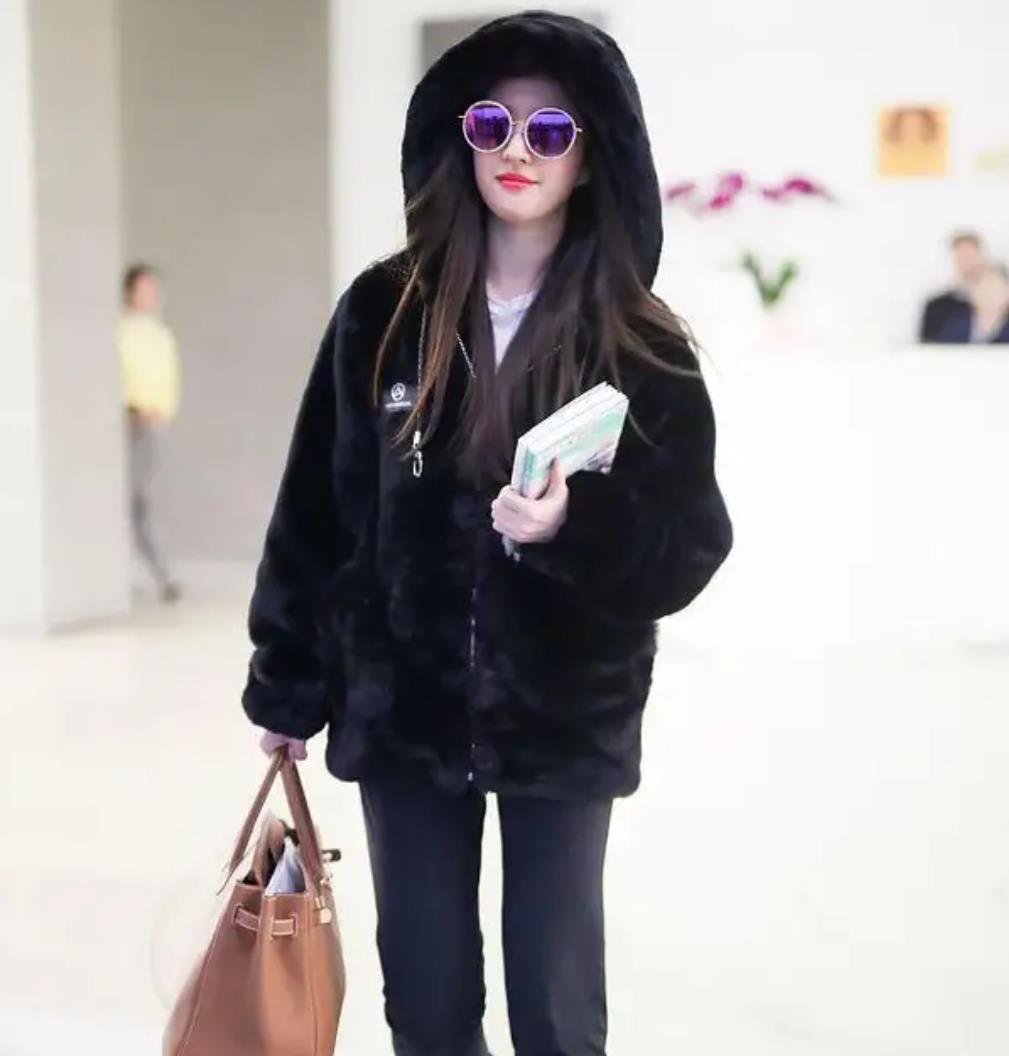 刘亦菲的颜值实在是太高了,全黑色造型秀精致五官,真是羡慕不来