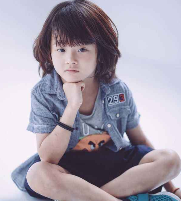 一头卷毛看起来非常的可爱,而且在4岁的时候张艺瀚就已经参加过《快乐