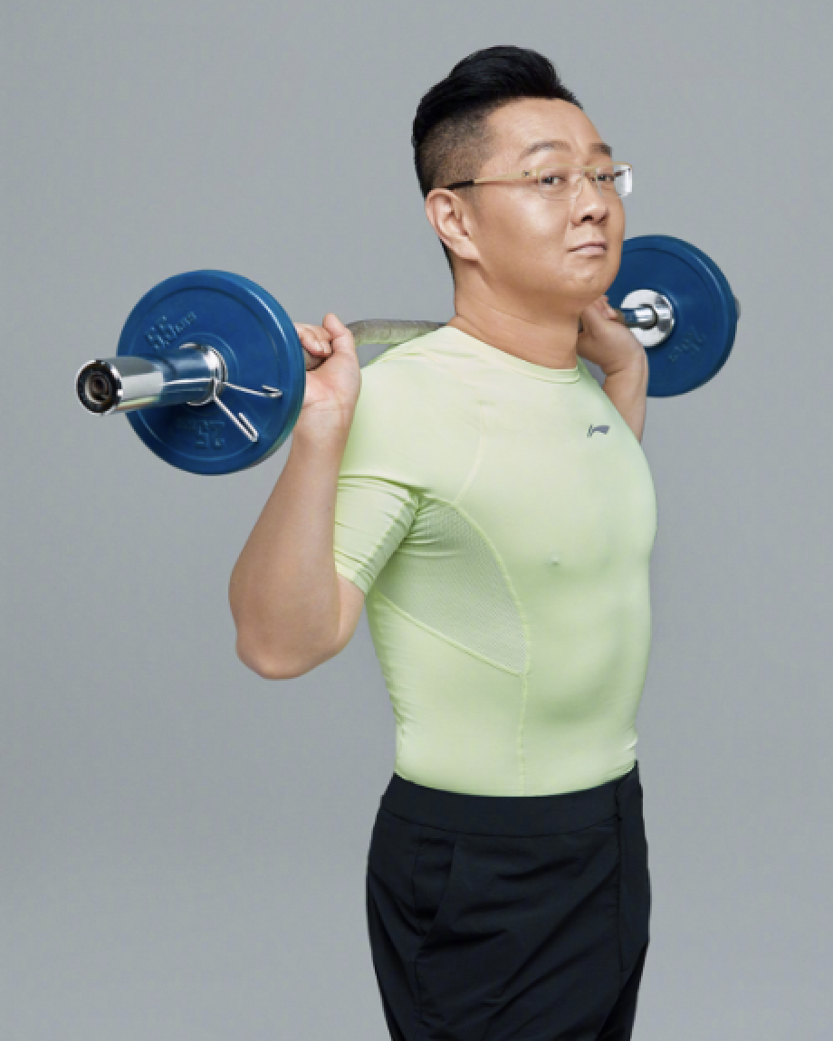 47岁张绍刚近照大变样!成金刚芭比?网友:这还是那个央视主持吗