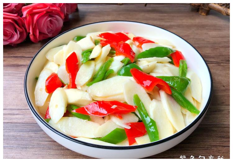 又到了给大家更新美食的时间了,今天给大家分享一道双椒炒山药,健脾