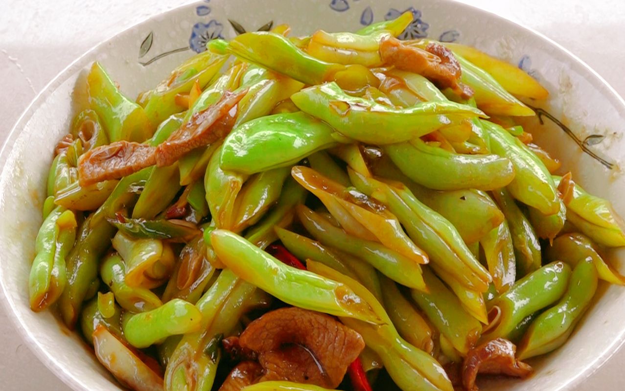 家常豆角炒肉炒菜中途加一点点它颜色翠绿美味翻倍
