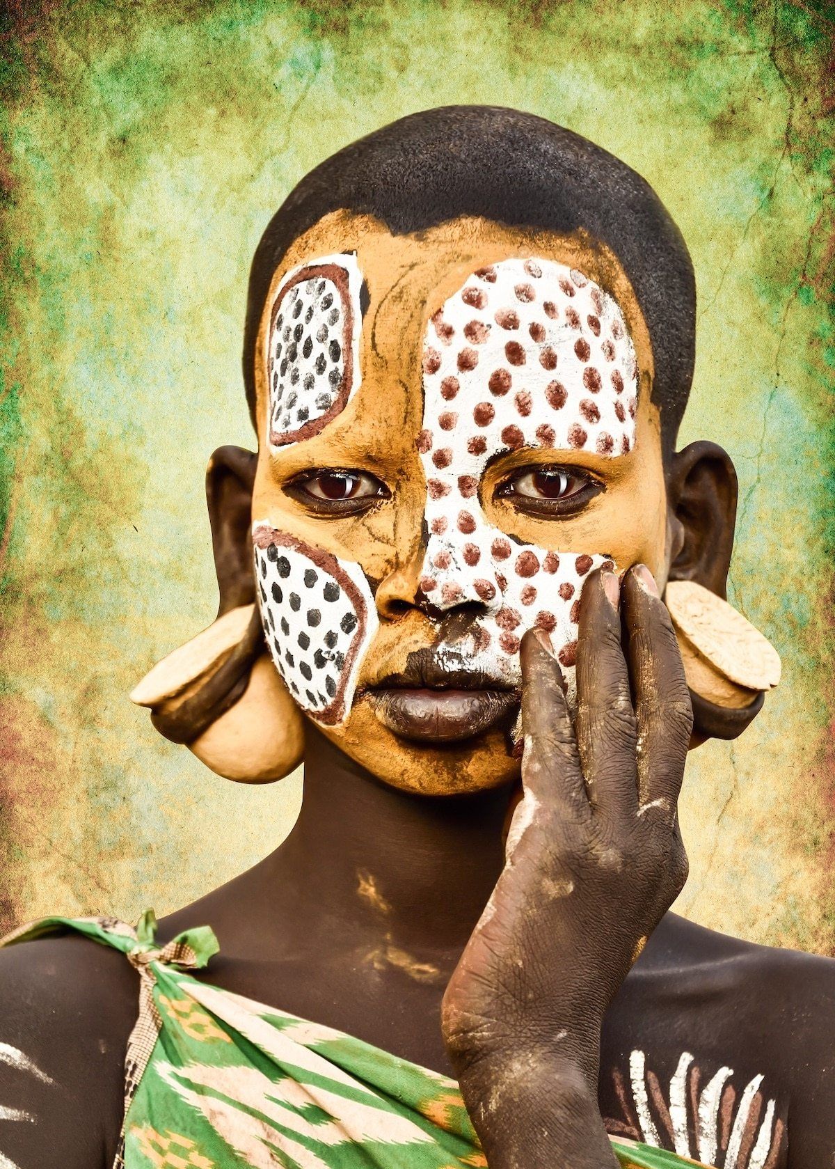 非洲边远部落的女孩如何化妆?石粉是"面霜",植物是"首饰"