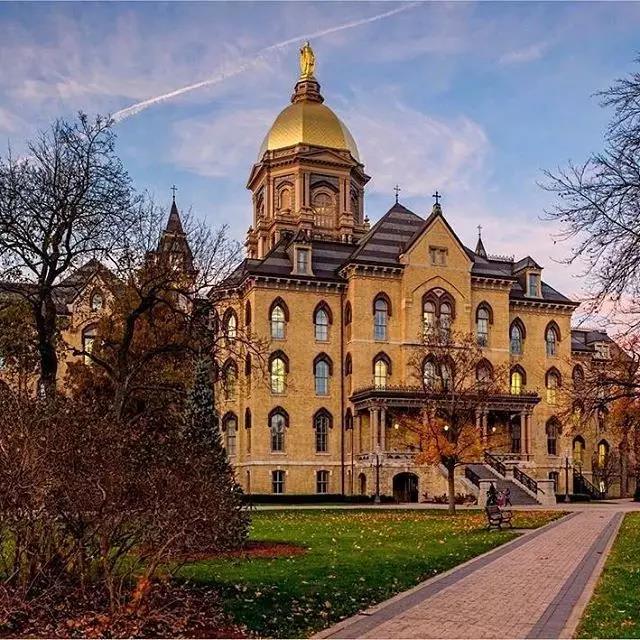 冬天的圣母大学美得像童话里的城堡,让人好想谈恋爱