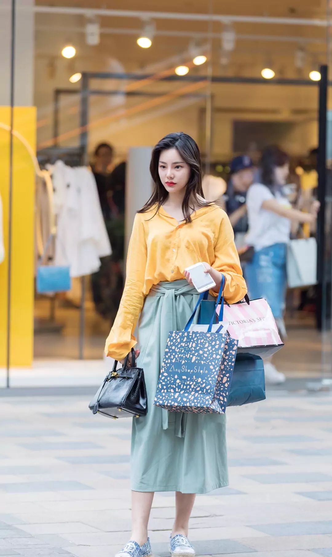 街拍:身材丰腴的小姐姐,气质别具一格,不失女人味