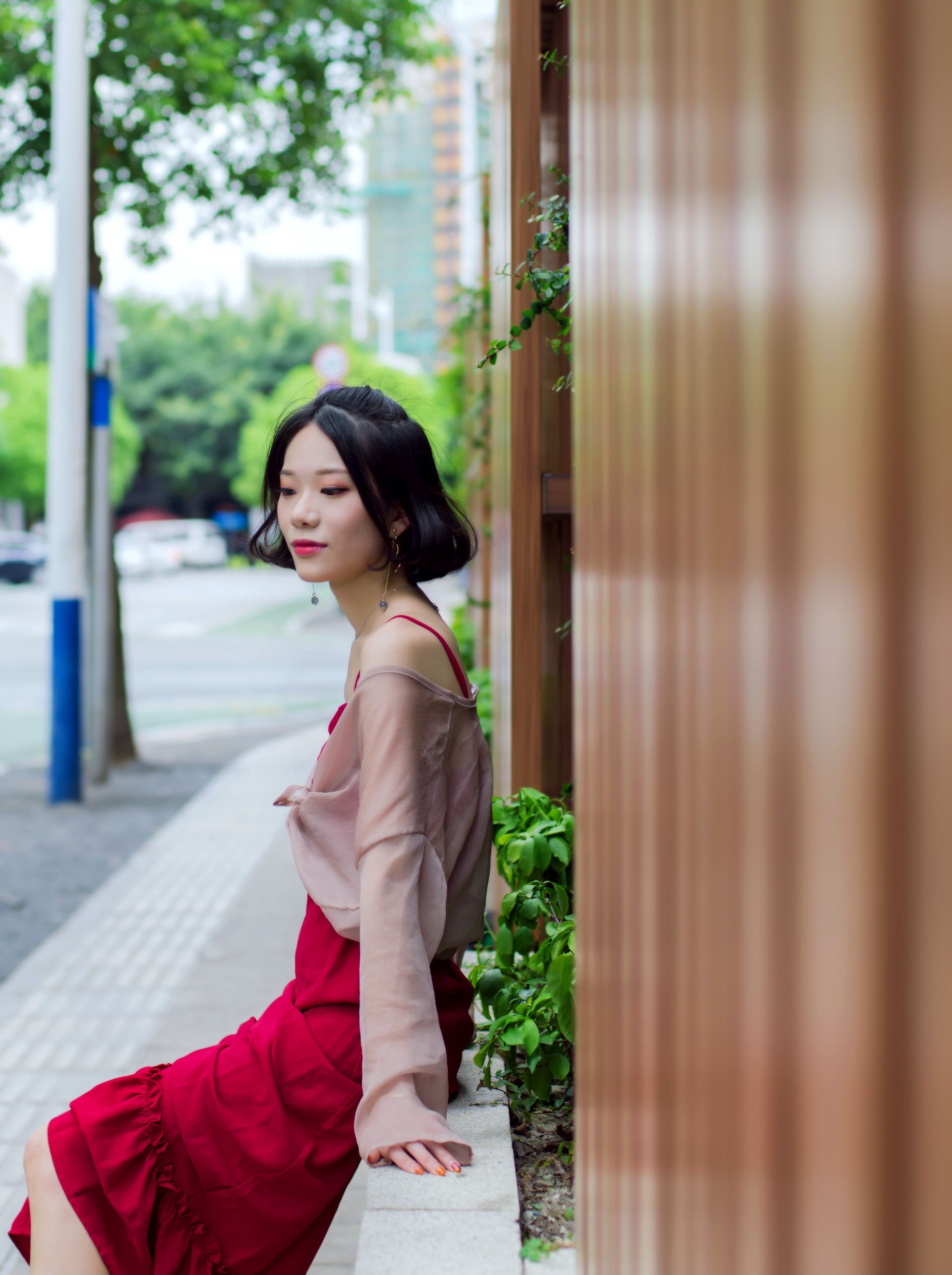 街拍人像红衣美女走一路拍一路