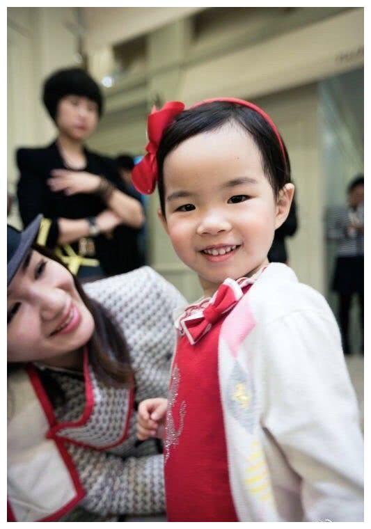 被网友毒舌:孩子越来越像她的丑爹