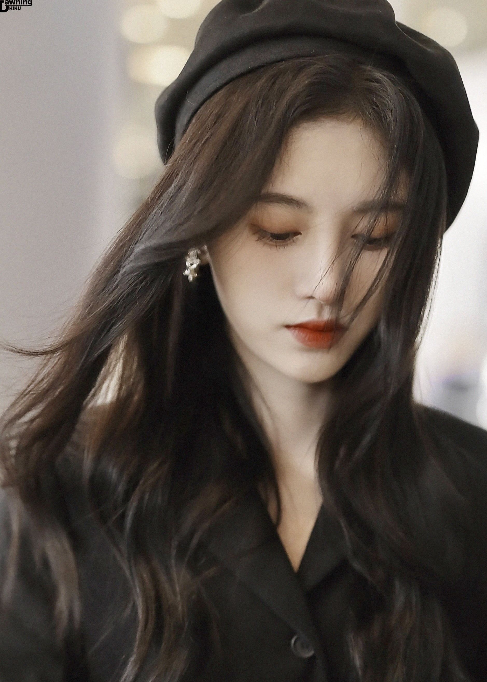 鞠婧祎机场黑色西装,行走的衣架子!