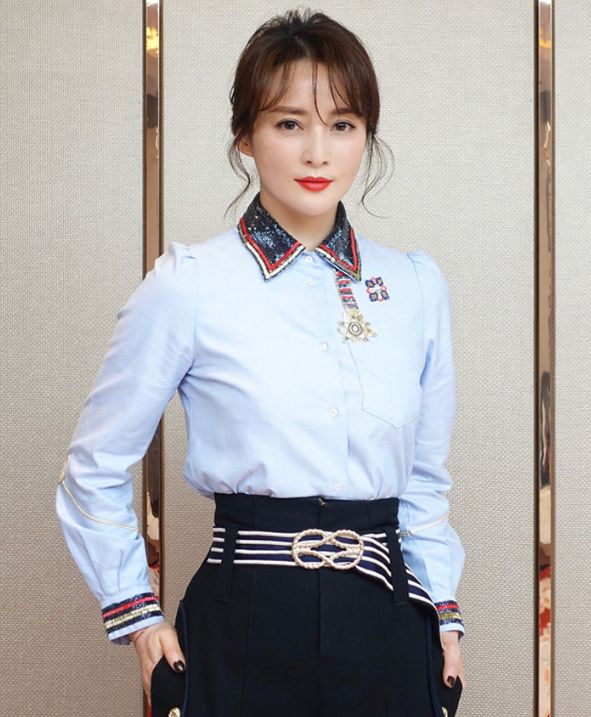 蒋勤勤身穿吊带小背心尽显身材美好曲线