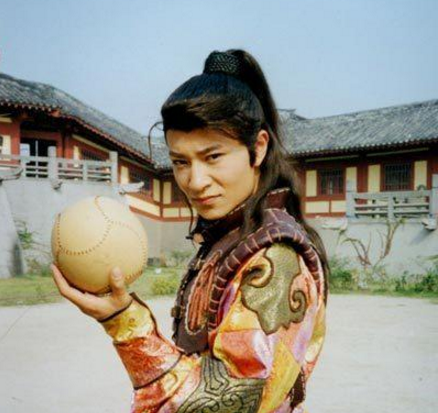 还记得《一脚定江山》的张俊吗?他现在长这样