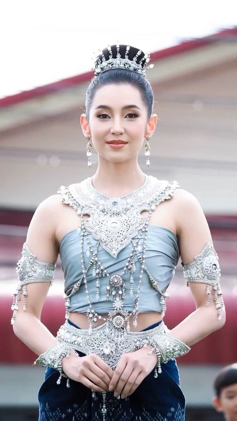 虔诚的女星优雅的泰国民族服饰美到净化心灵