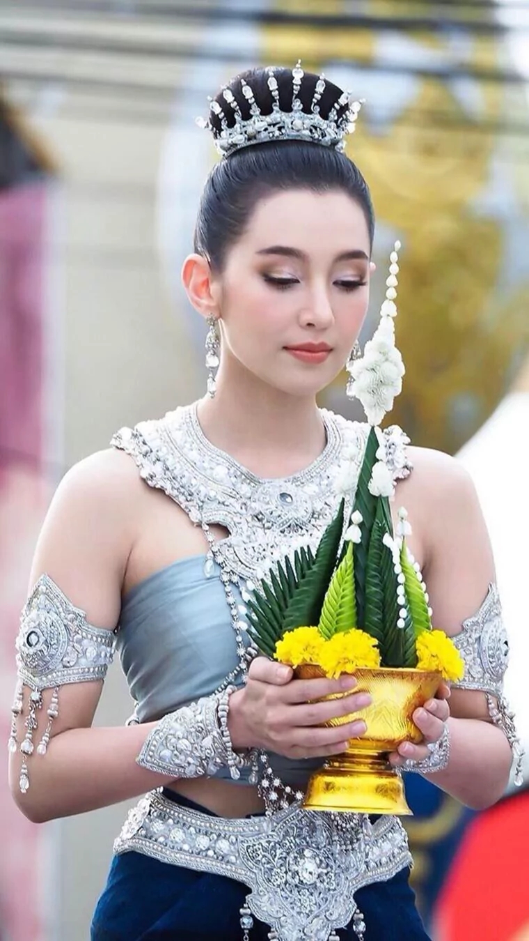 虔诚的女星优雅的泰国民族服饰美到净化心灵