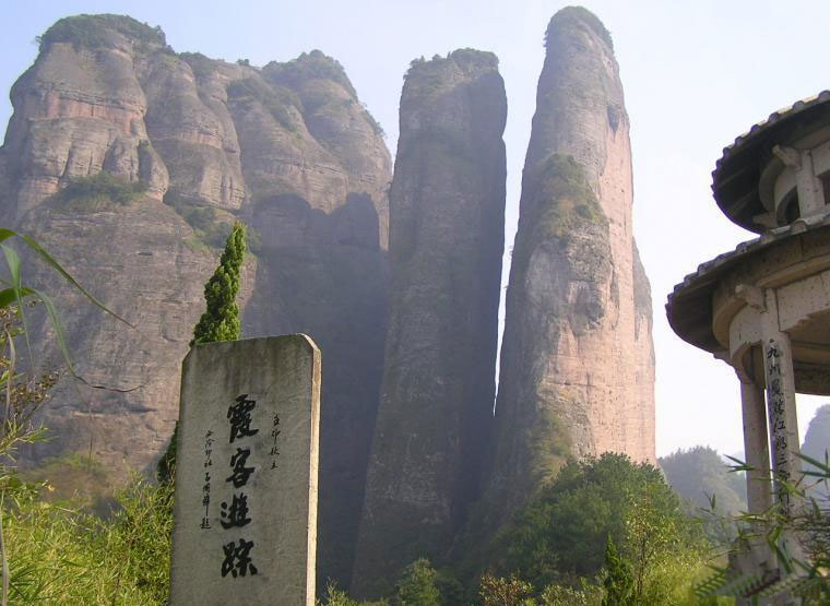 传说江郎山是古时候三个姓江的兄弟登上山顶变成为三大巨石而形成