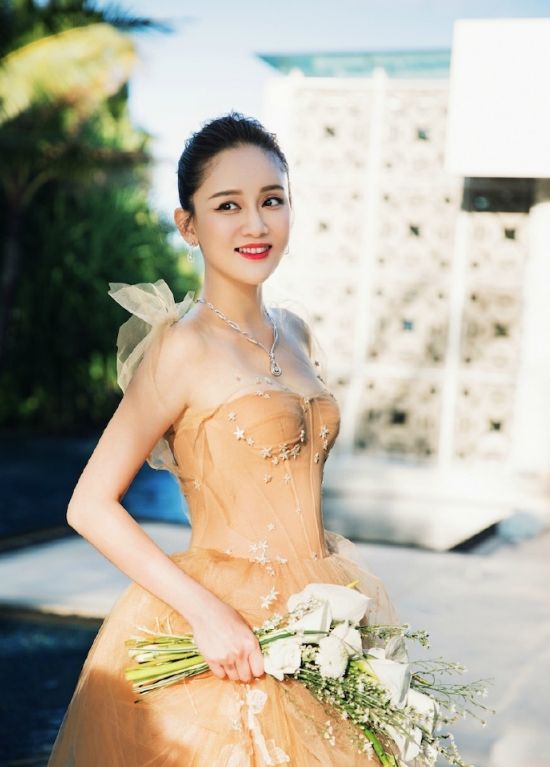陈乔恩:身穿抹胸纱裙美丽动人,身材妖娆诱惑力十足