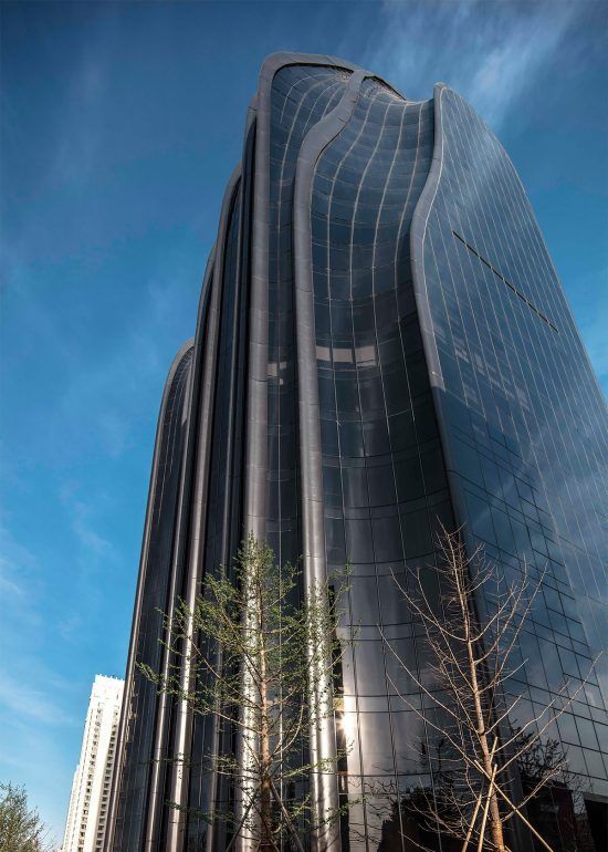 中国建筑师马岩松创作的朝阳公园广场建筑群,灵感来自群山