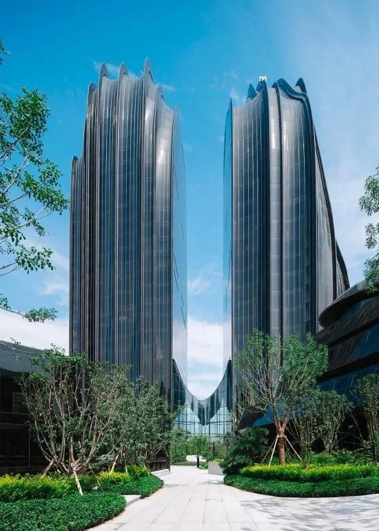 中国建筑师马岩松创作的朝阳公园广场建筑群,灵感来自群山