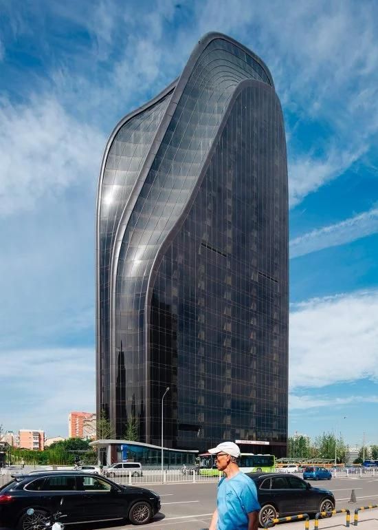 中国建筑师马岩松创作的朝阳公园广场建筑群,灵感来自群山
