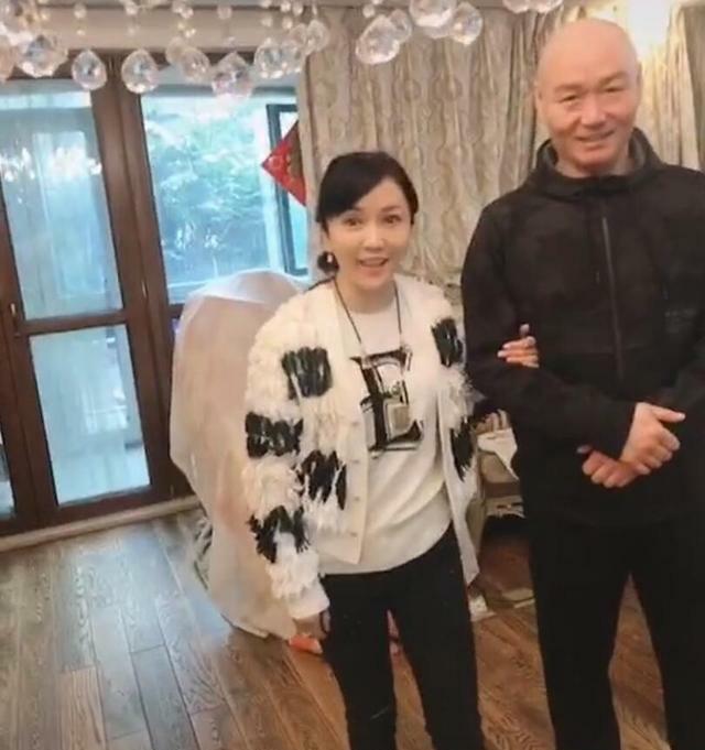 法印名叫侯堃,小桃红名叫刘淼,侯堃双手握在前面,还是刘淼主动挽着他