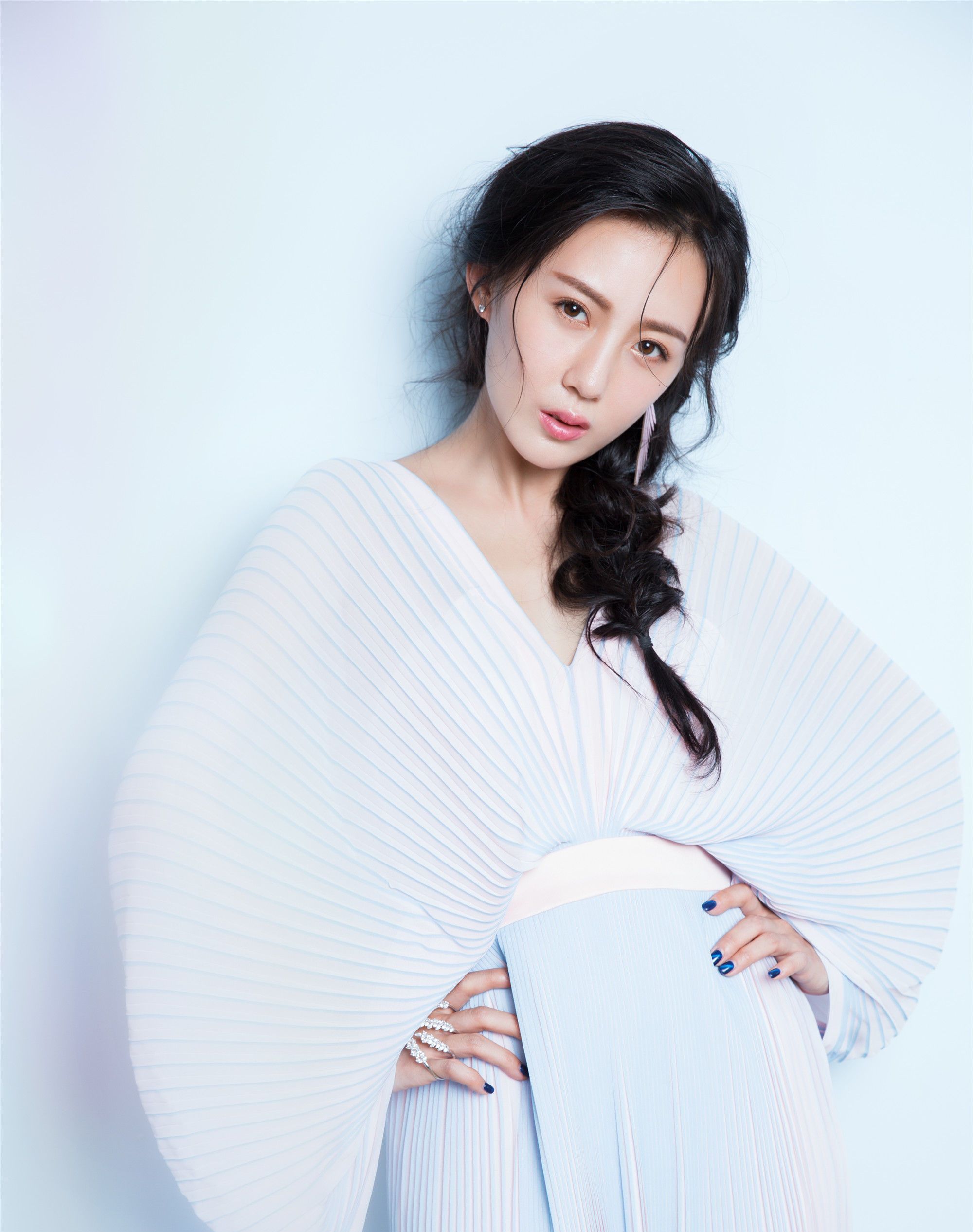 张墨锡:玉面粉腮,吹弹可破,如一方晶莹的美玉般惹人遐想