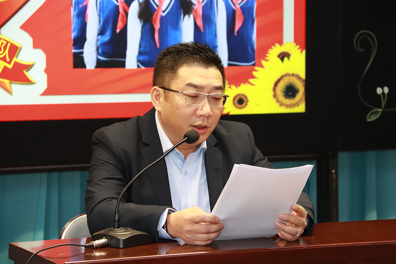 今天,天津玩艺儿创始人江烈鹰先生,受邀参加天津小学开展"领巾飘飘